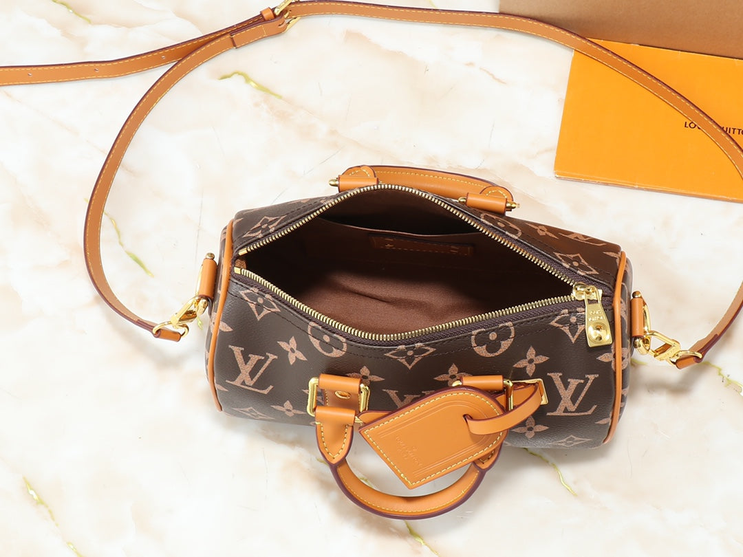 Louis Vuitton KEEPALL BANDOULIÈRE 25 Hand bag 25 x 15 x 11cm