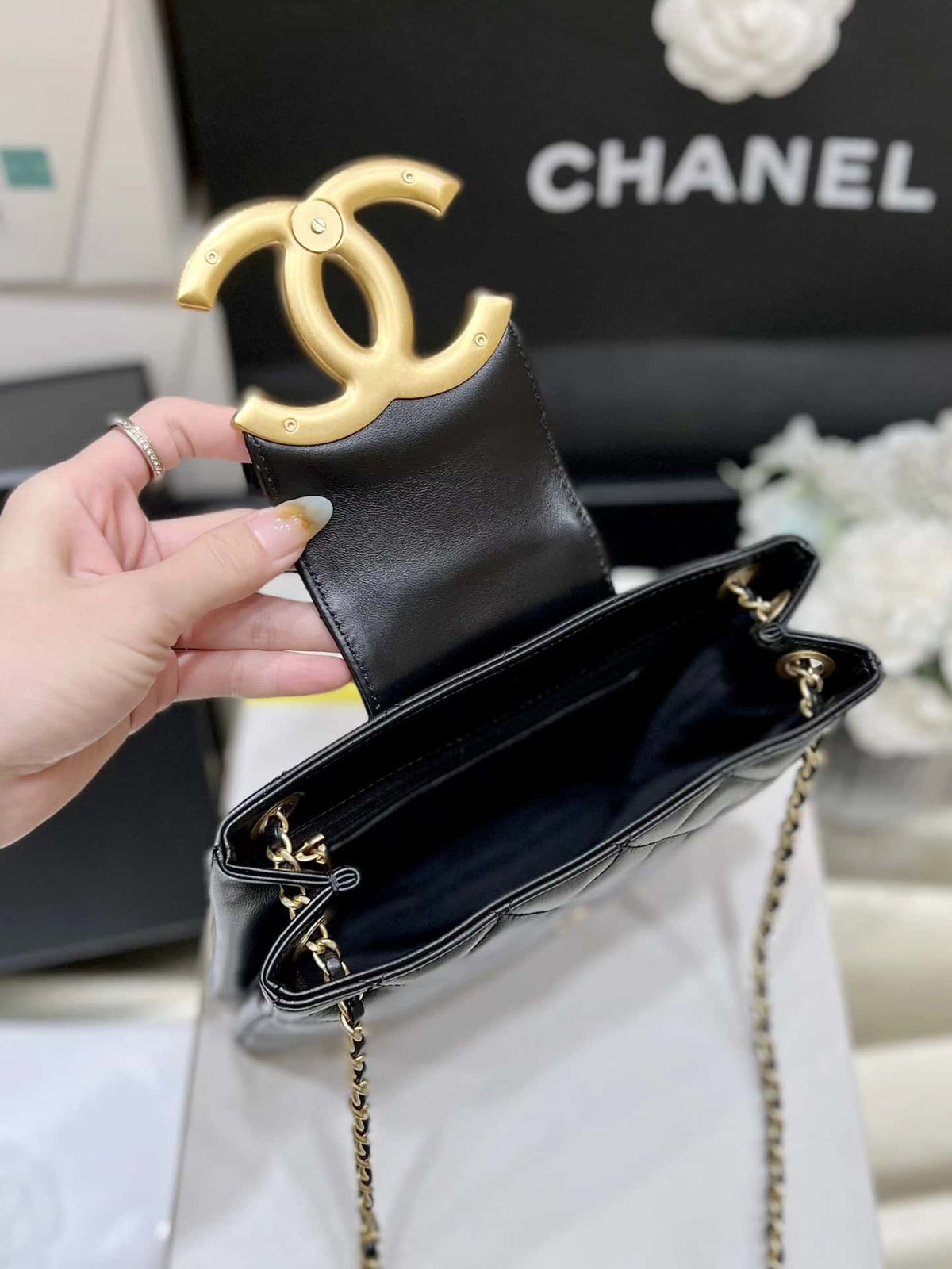 CHANEL 24C Street Style Party Style Elegant Style Logo Shoulder Bags 17.5x20x5cm