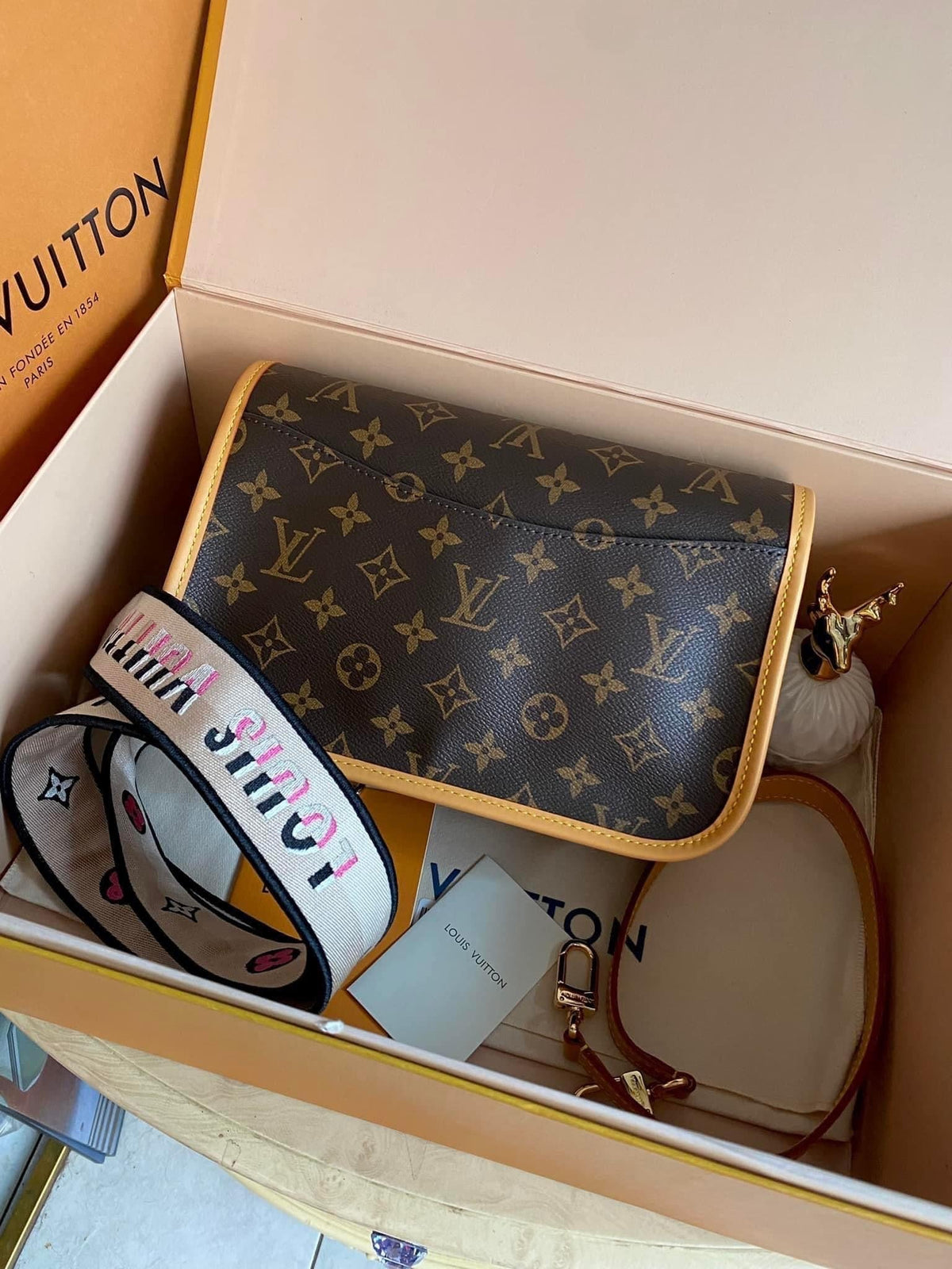 Lo vu official baguette bag