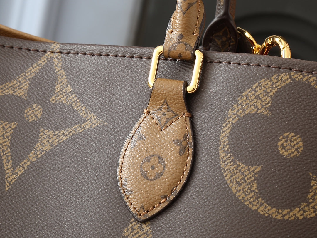 LOUIS VUITTON Reverse Monogram Giant Onthego Voyage