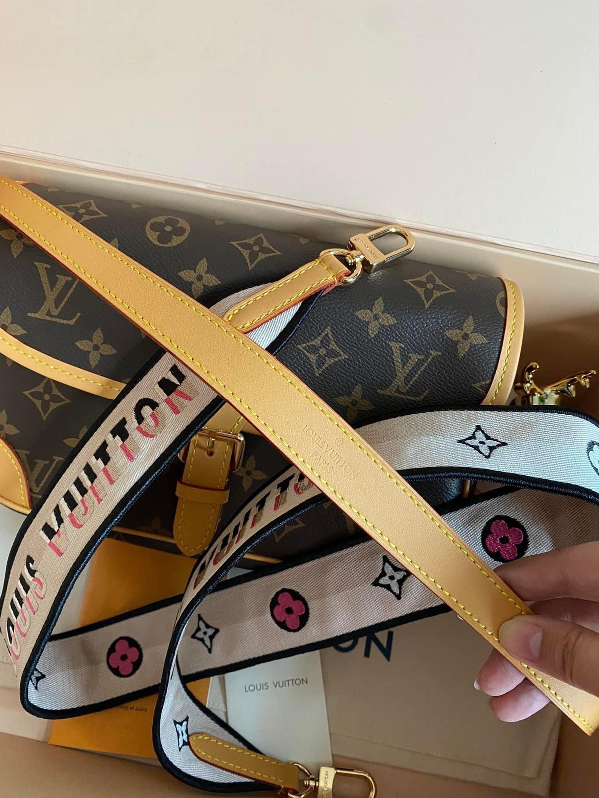 Lo vu official baguette bag