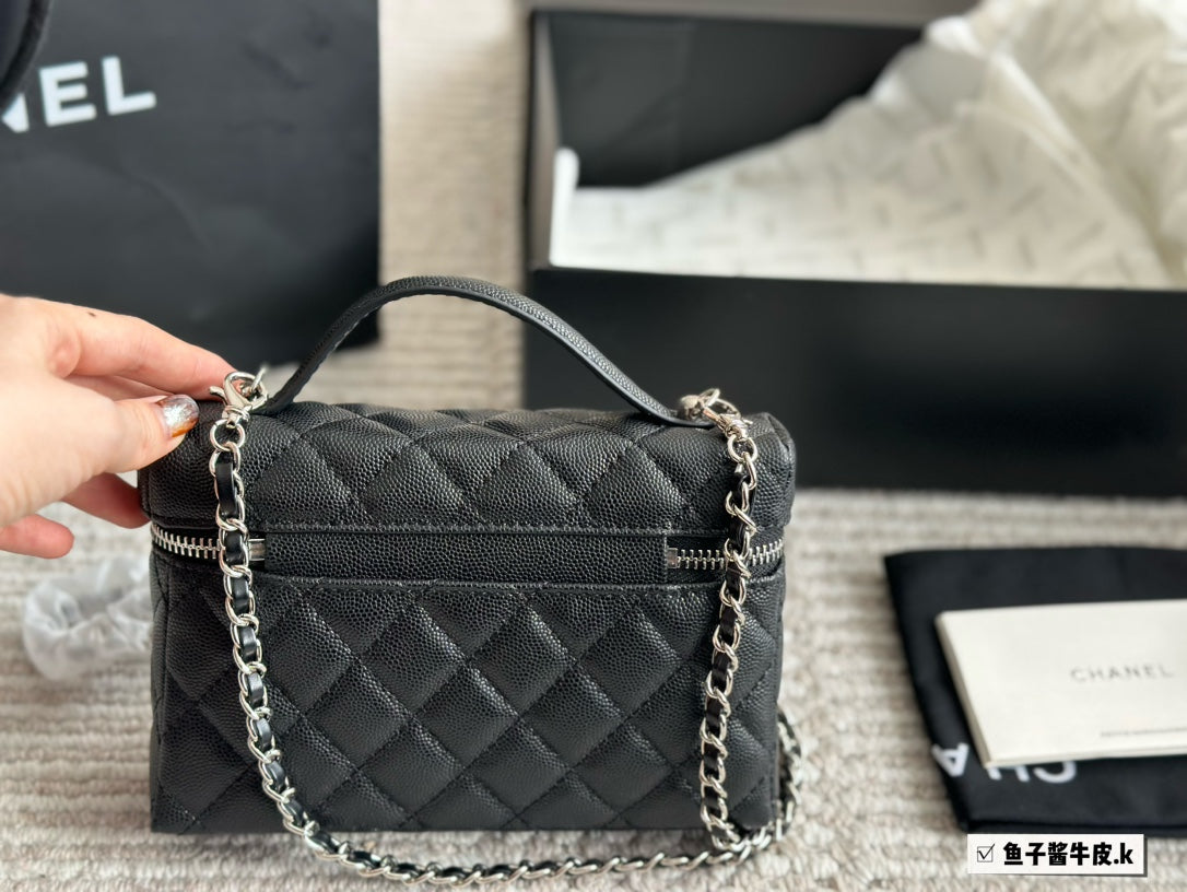 CHANEL New Handbag In Black Size 20x13cm