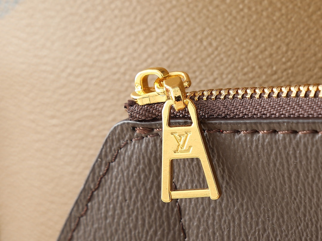 LOUIS VUITTON Reverse Monogram Giant Onthego Voyage