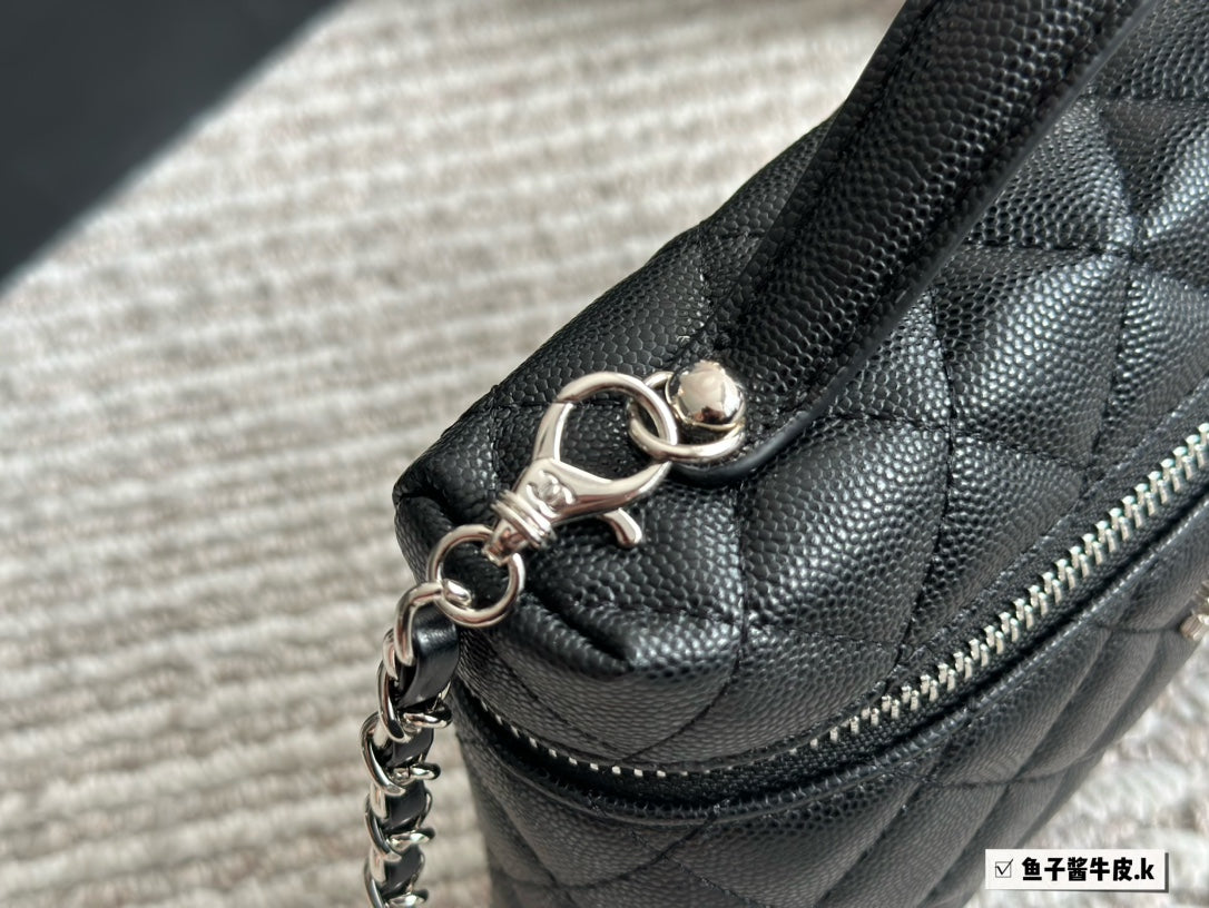 CHANEL New Handbag In Black Size 20x13cm