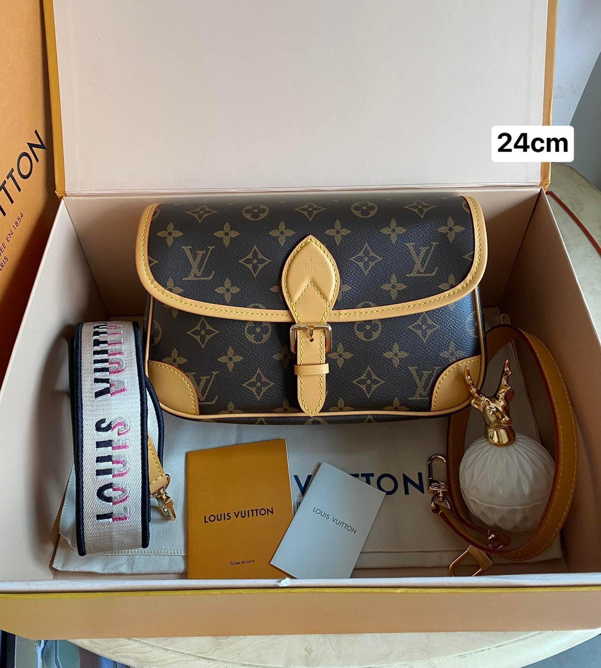 Lo vu official baguette bag