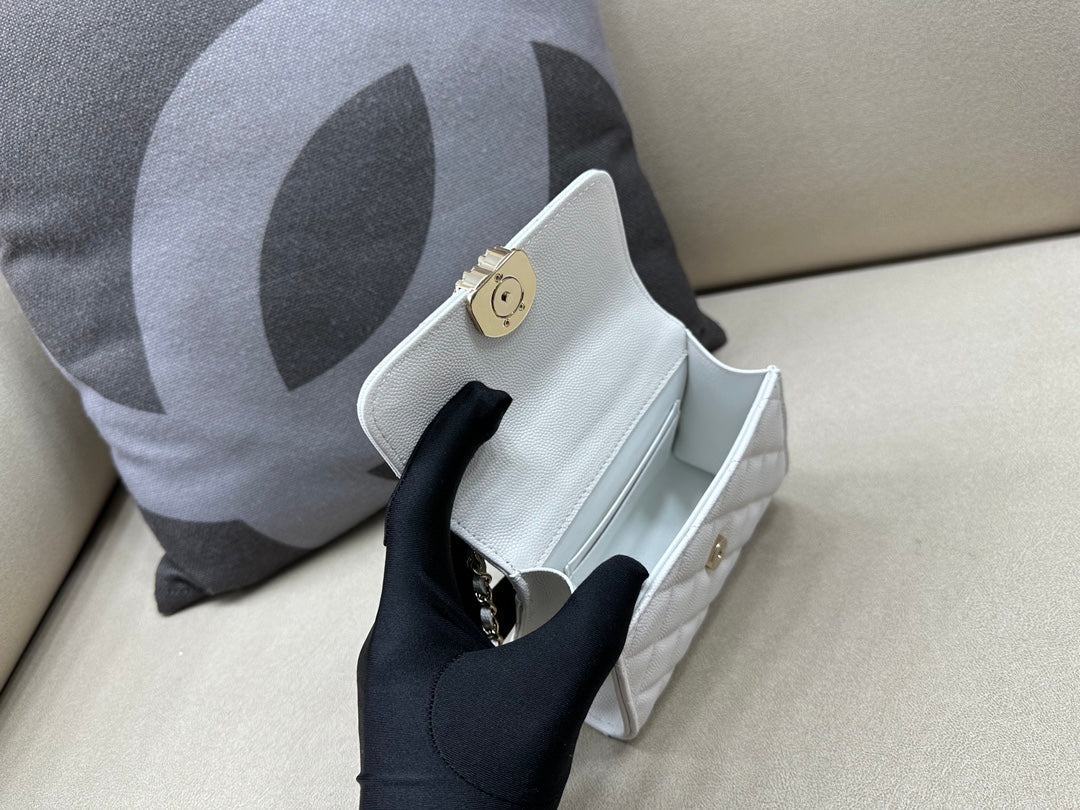 CC Clutch With Chain Caviar White 12 × 15 × 6 cm