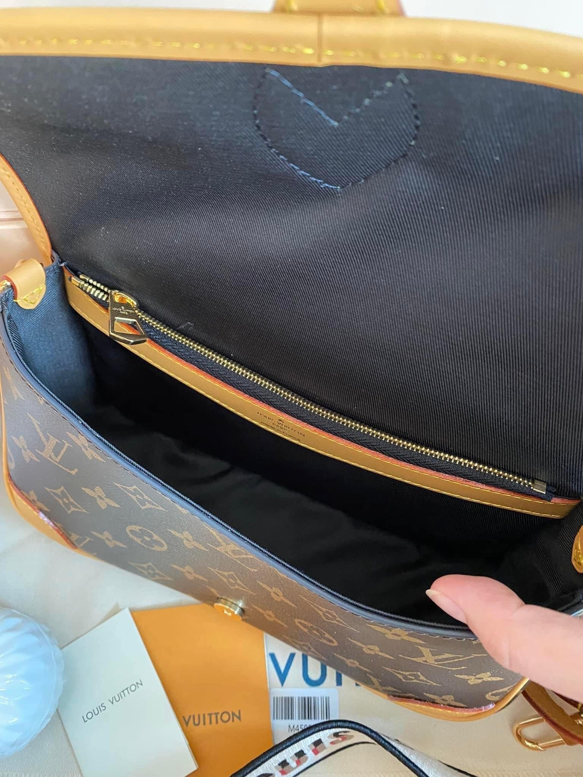 Lo vu official baguette bag