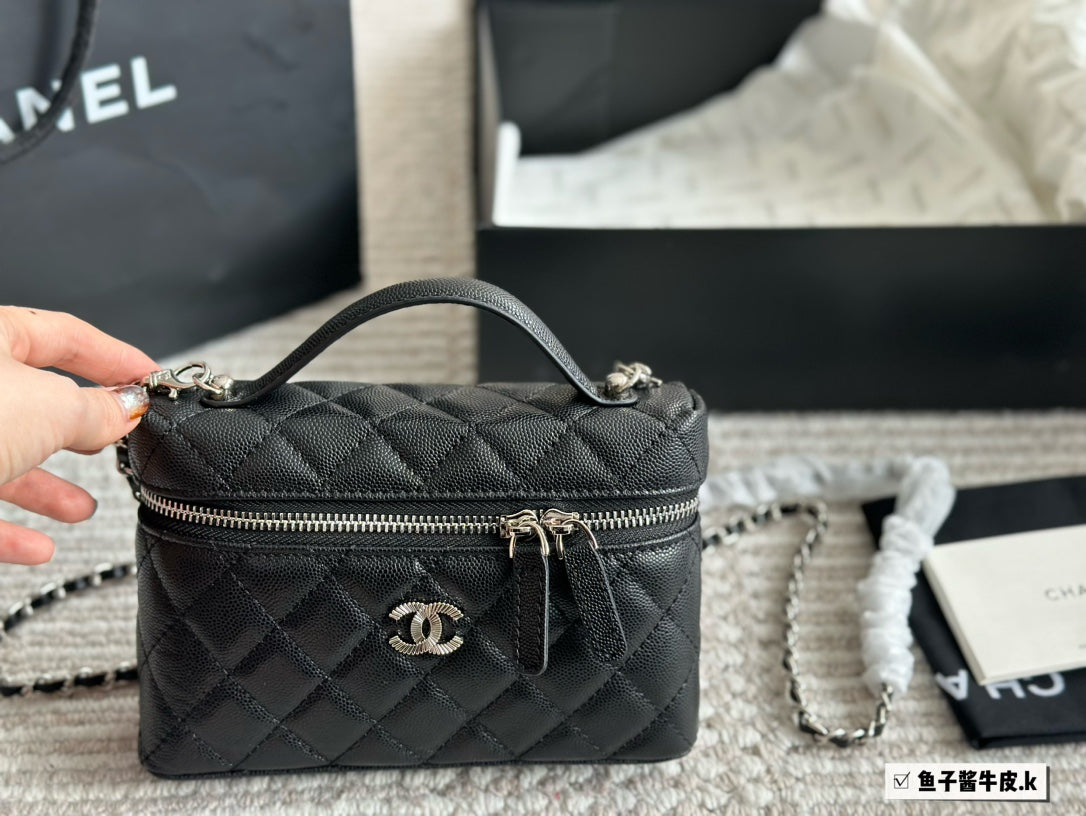 CHANEL New Handbag In Black Size 20x13cm