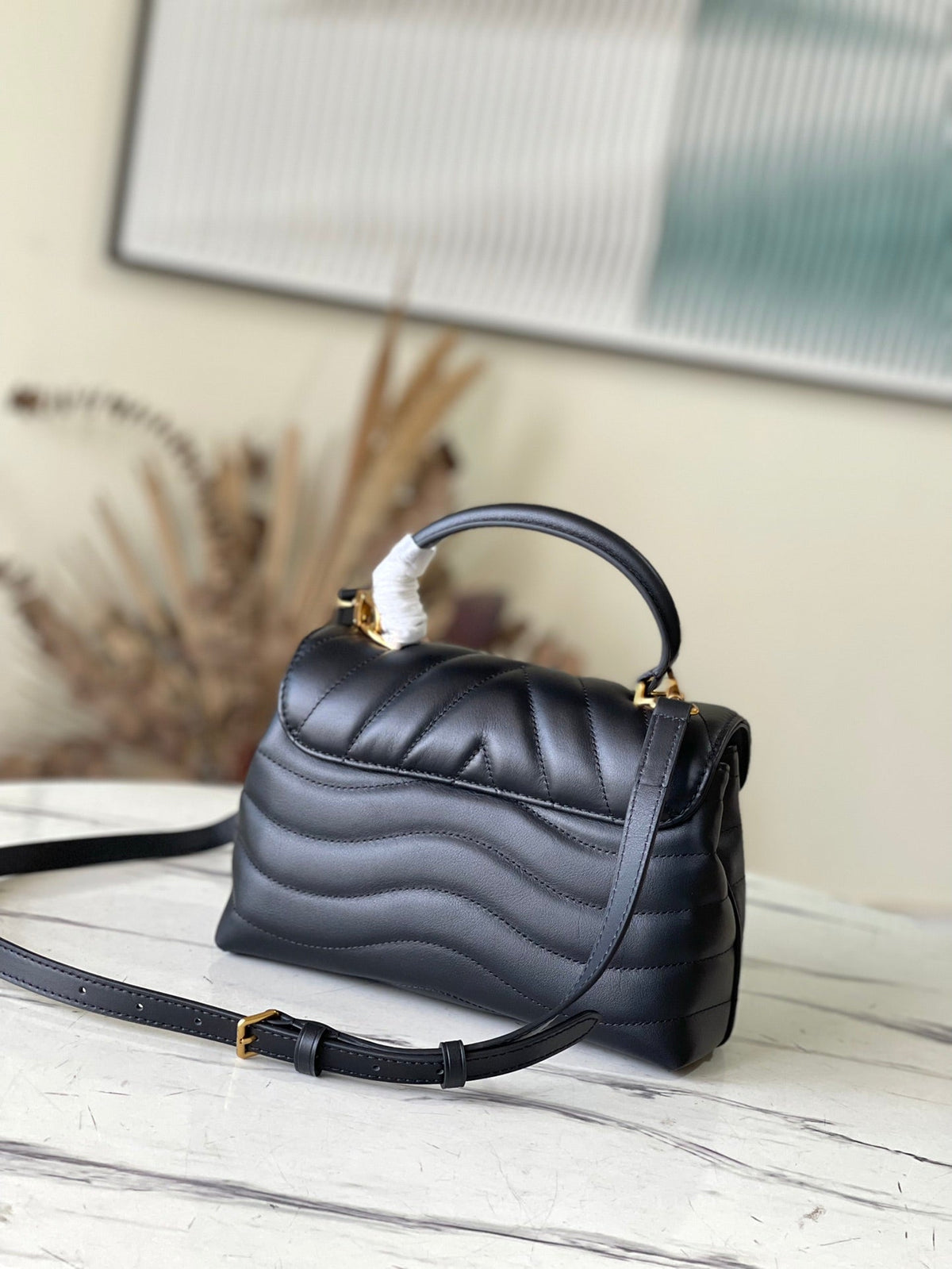 Louis Vuitton Hold Me Black Smooth Leather M21720 size 23x15x10 cm