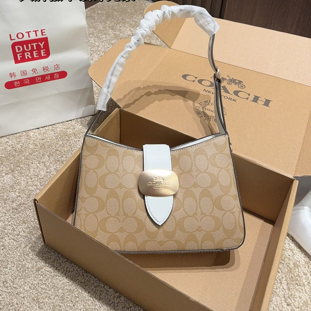 COACH Women's White Buckle Badge Single Shoulder Bag 9.7x2.6x6.5 in