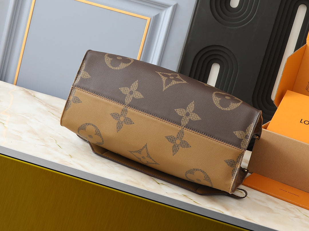 LOUIS VUITTON  Reverse Monogram Giant Onthego Voyage