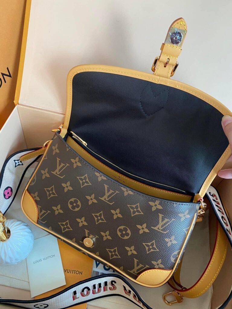 Lo vu official baguette bag