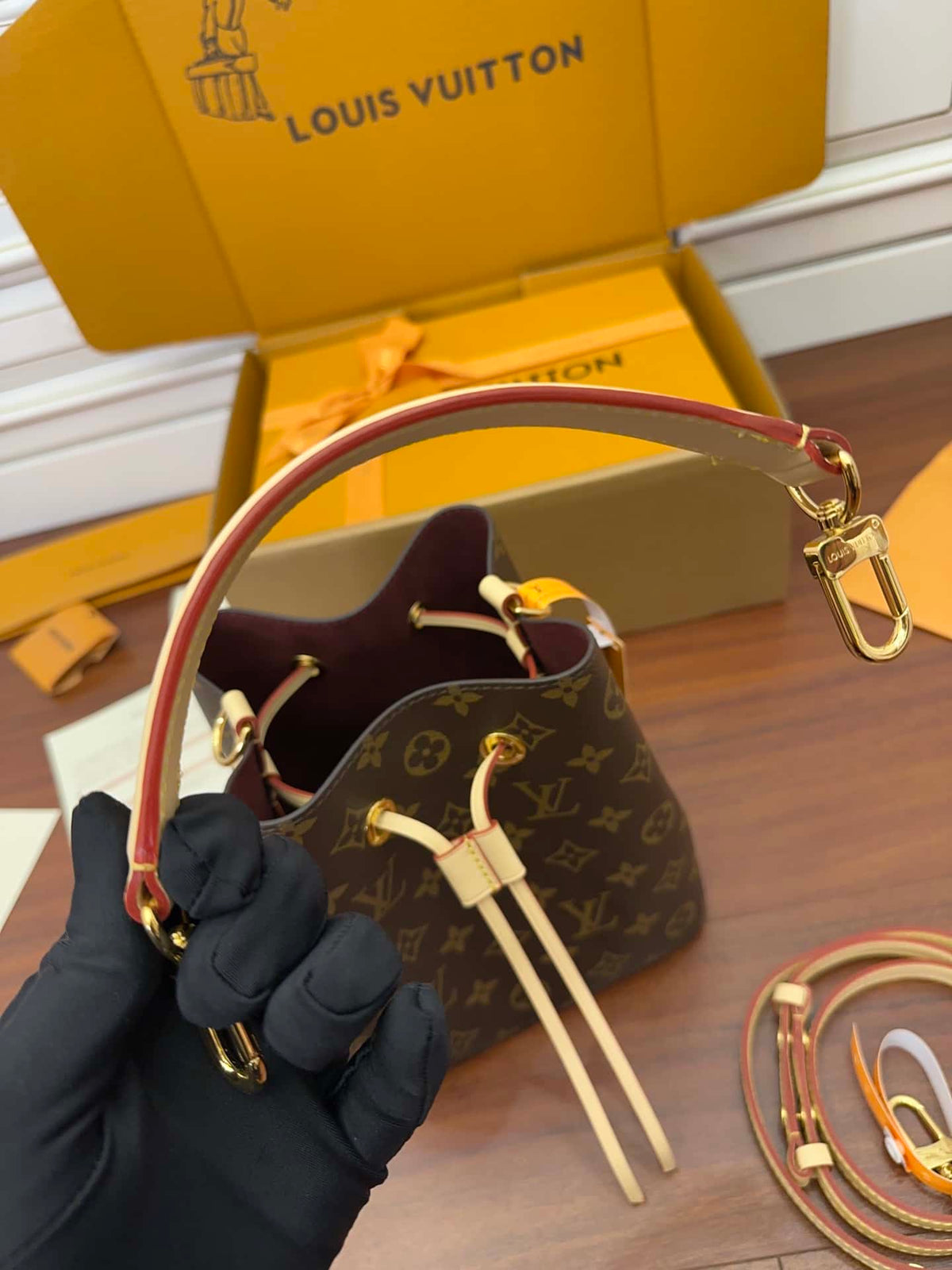 Louis Vuitton Néonoé BB in Monogram Handbag