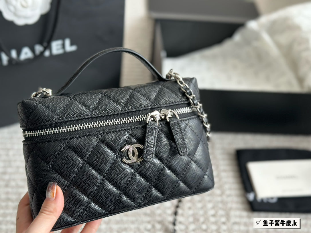 CHANEL New Handbag In Black Size 20x13cm