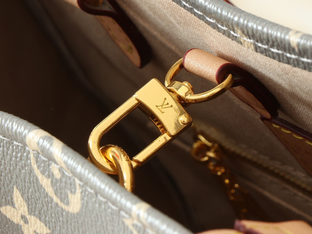Louis Vuitton Monogram Canvas Bag 35 x 27 x 14 cm
