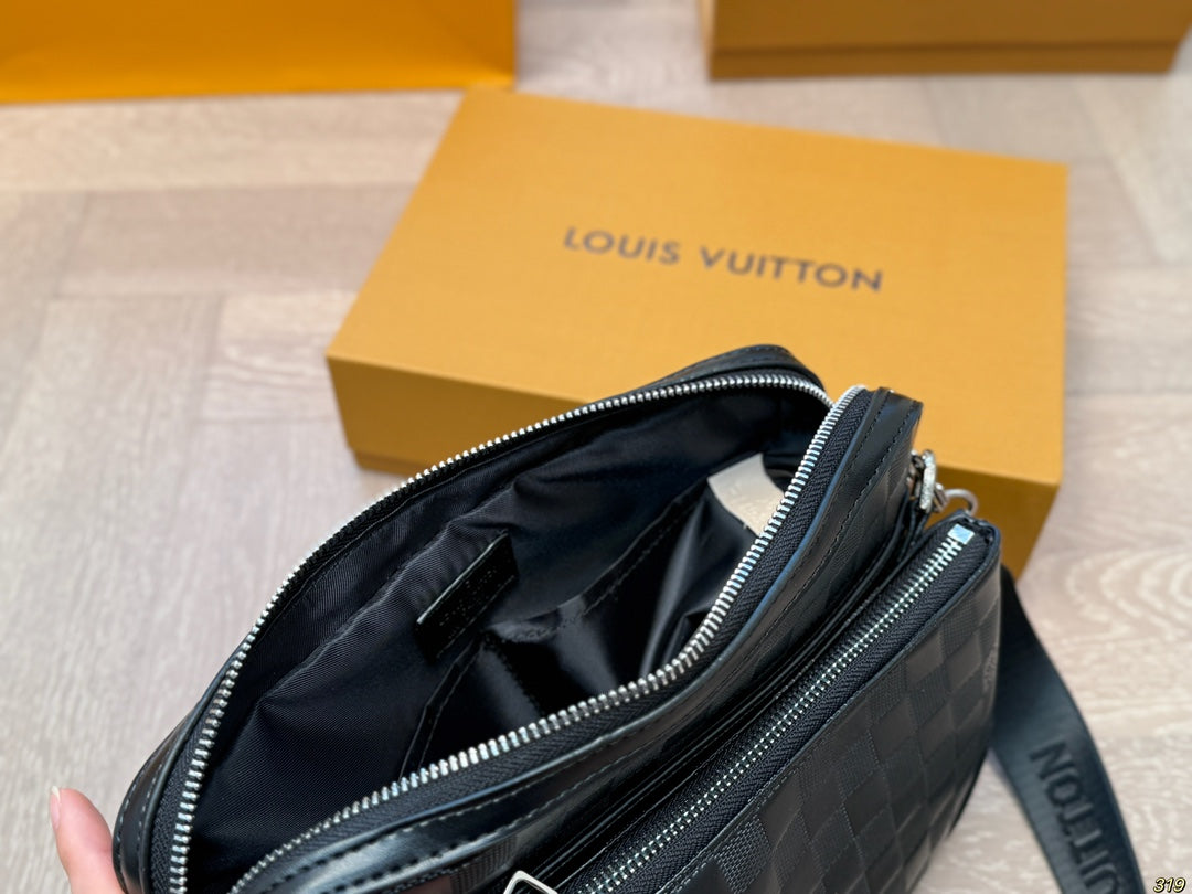 Louis Vuitton LV Trio Black Crossbody Bag Detachable 25x18cm