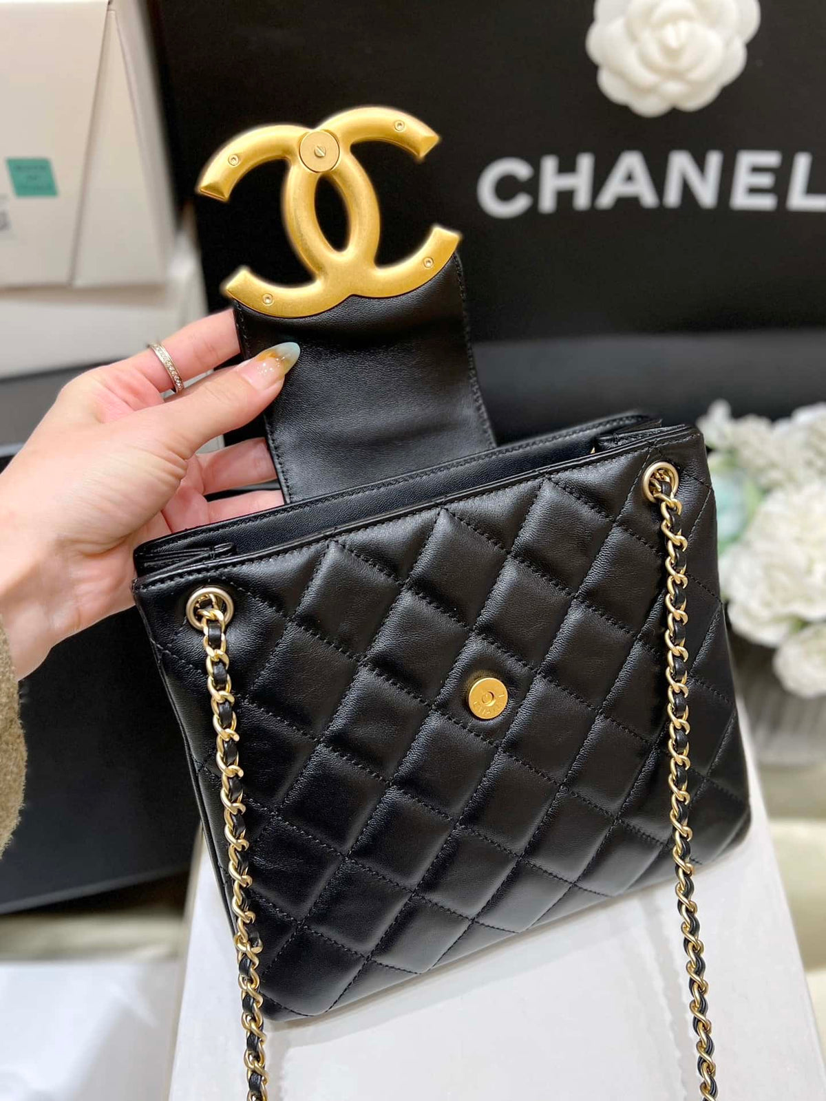 CHANEL 24C Street Style Party Style Elegant Style Logo Shoulder Bags 17.5x20x5cm