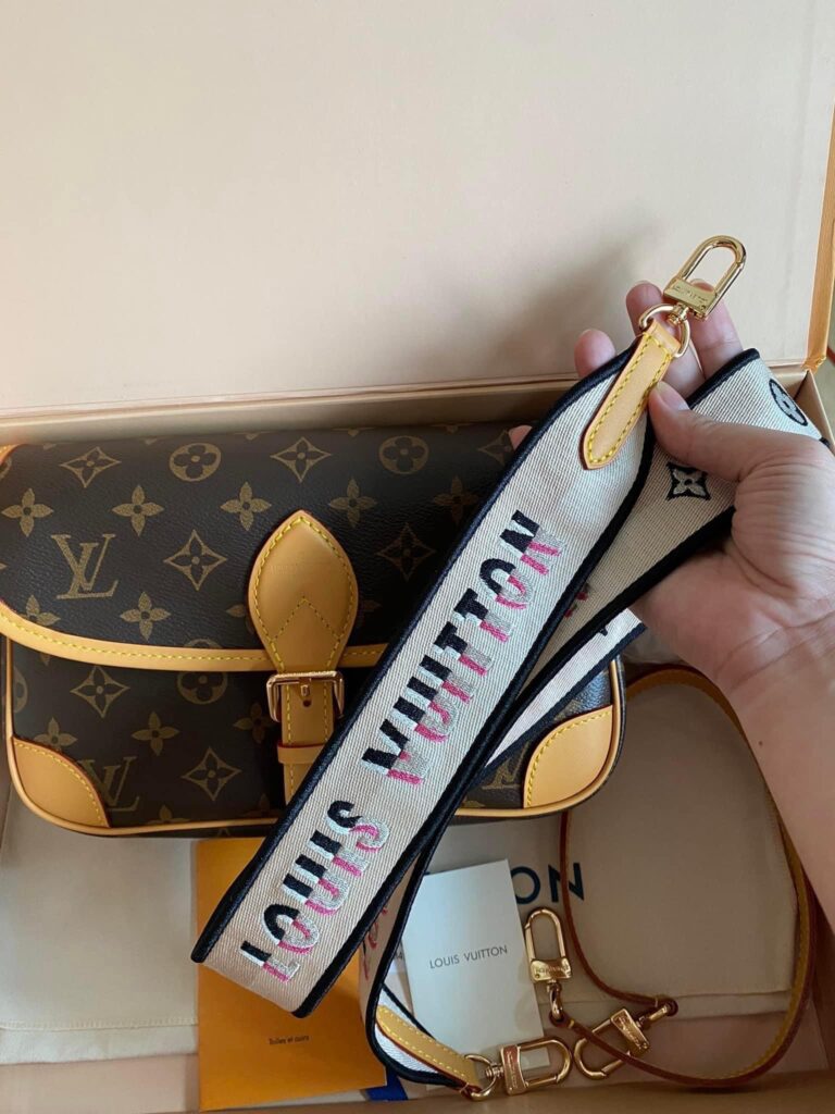 Lo vu official baguette bag