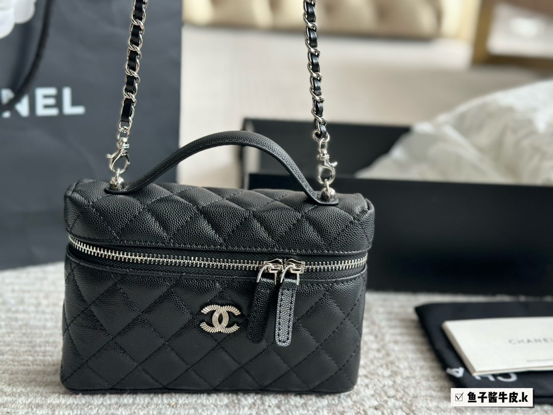 CHANEL New Handbag In Black Size 20x13cm